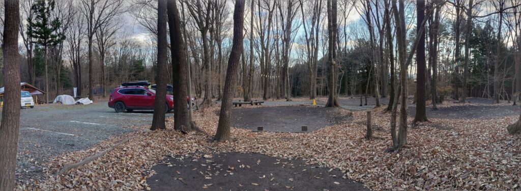 キャンプ冒険仲間駐車場付近