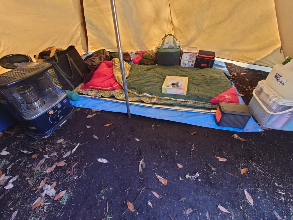 タッソT/Cテント内ストーブと荷物