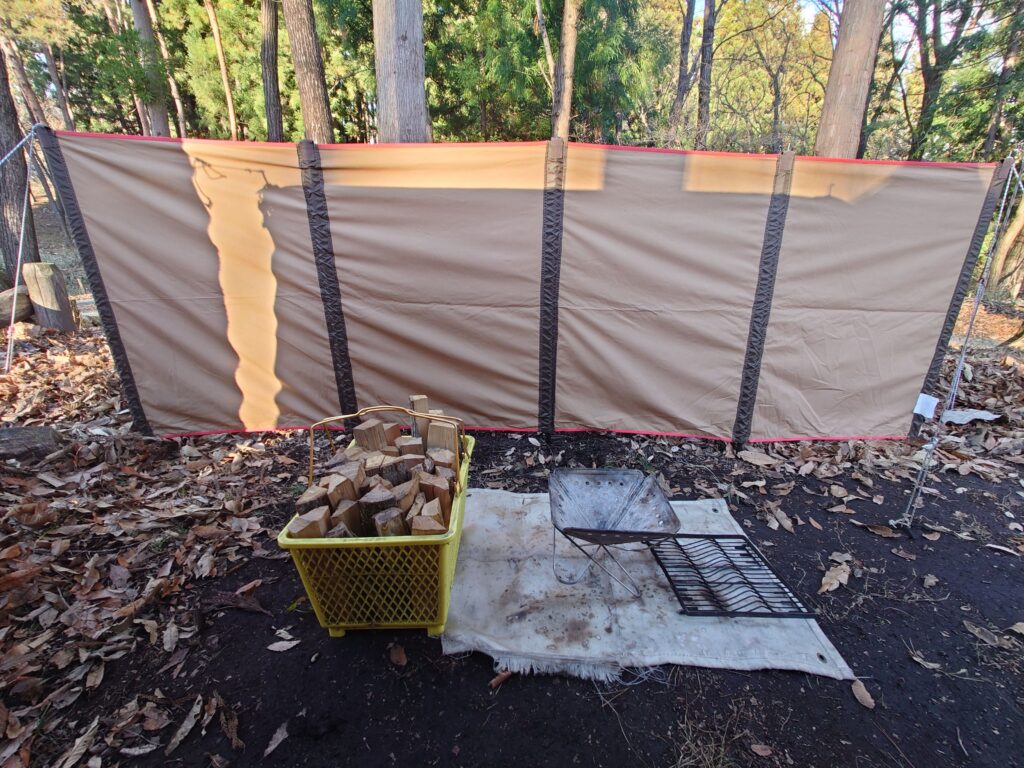 テント前に張った陣幕miniと焚き火台