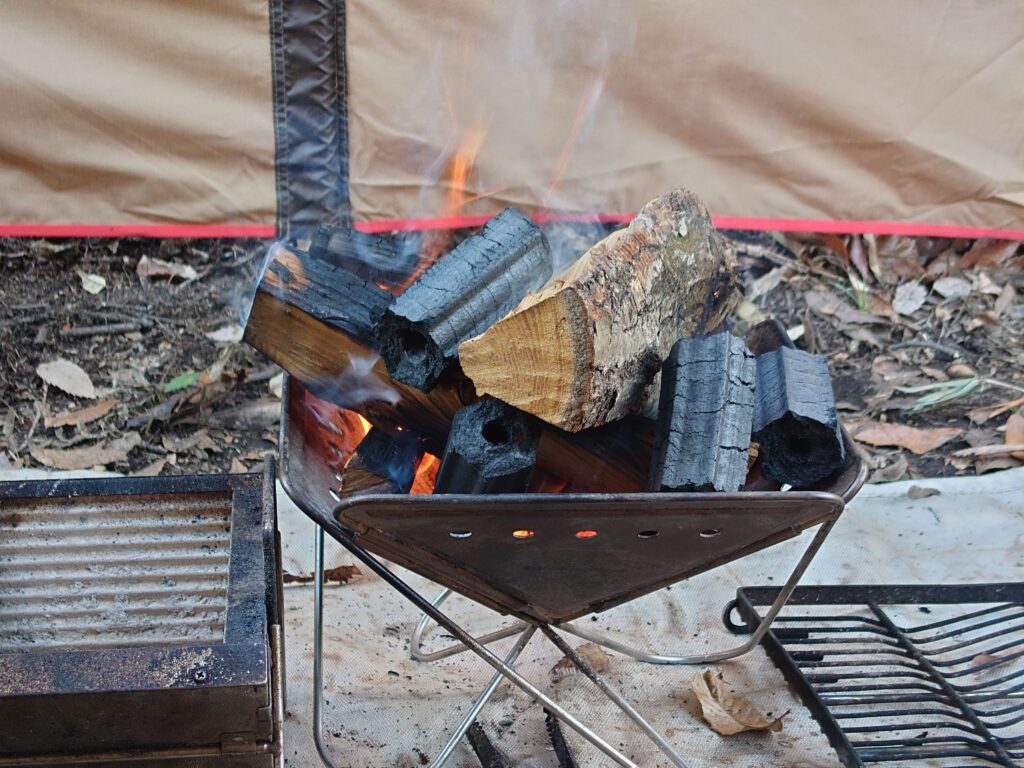 焚火に入れた形成備長炭