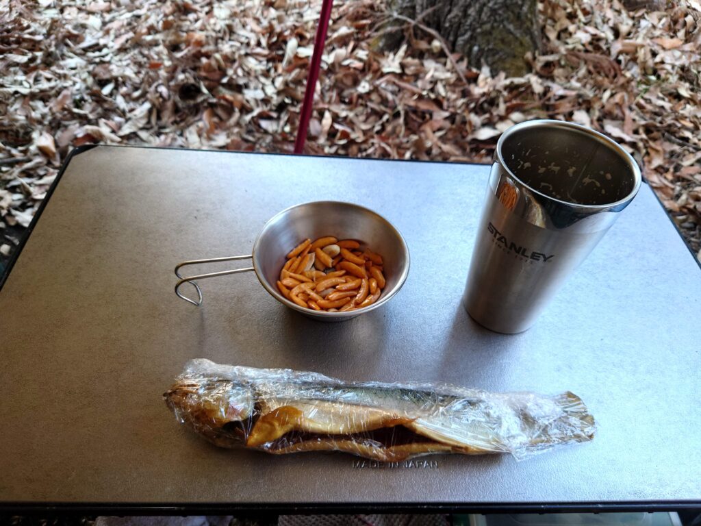 おつまみの柿の種とマスの燻製