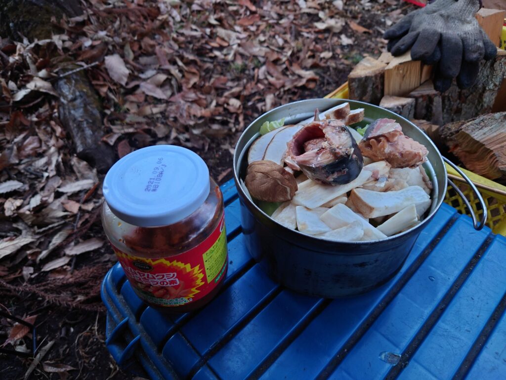 鍋の材料とトムヤムクンの素