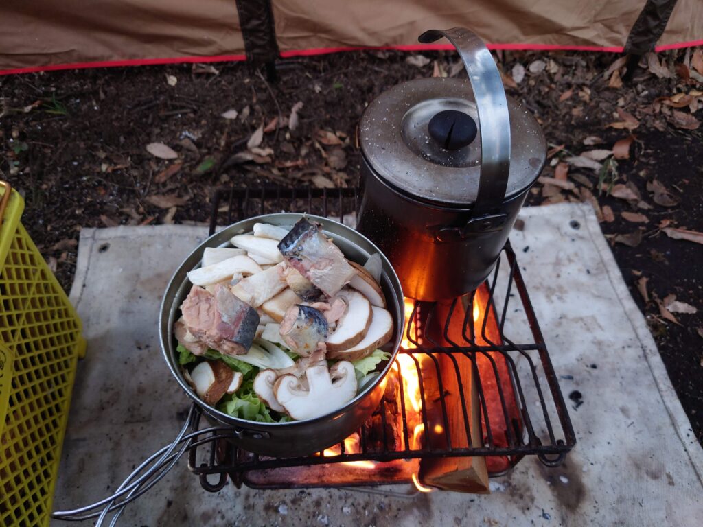 焚火で調理するトムヤムクン鍋