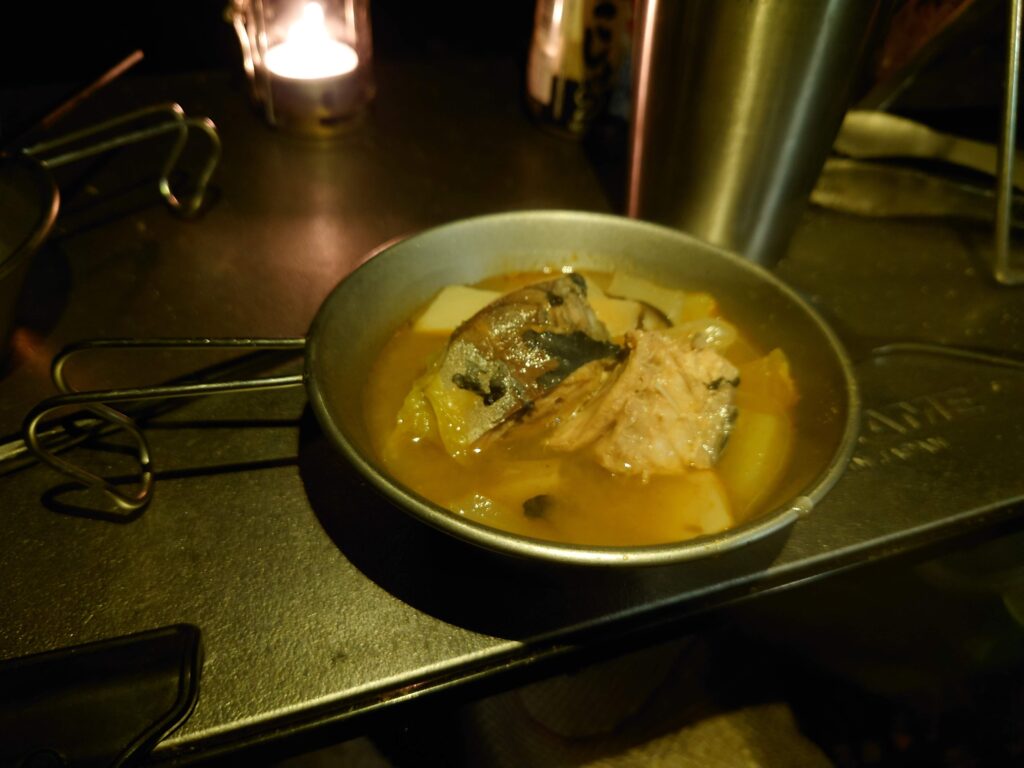 シェラカップによそったトムヤムクン