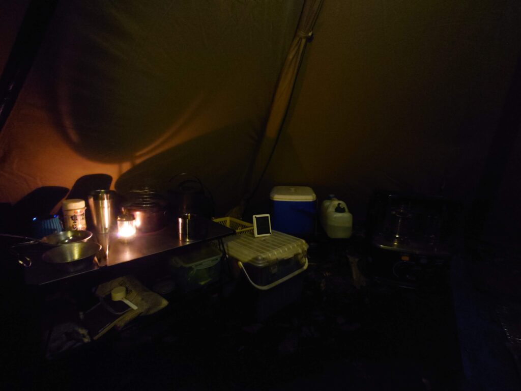 キャンドルランタンで照らされたタッソT/C七角形内部