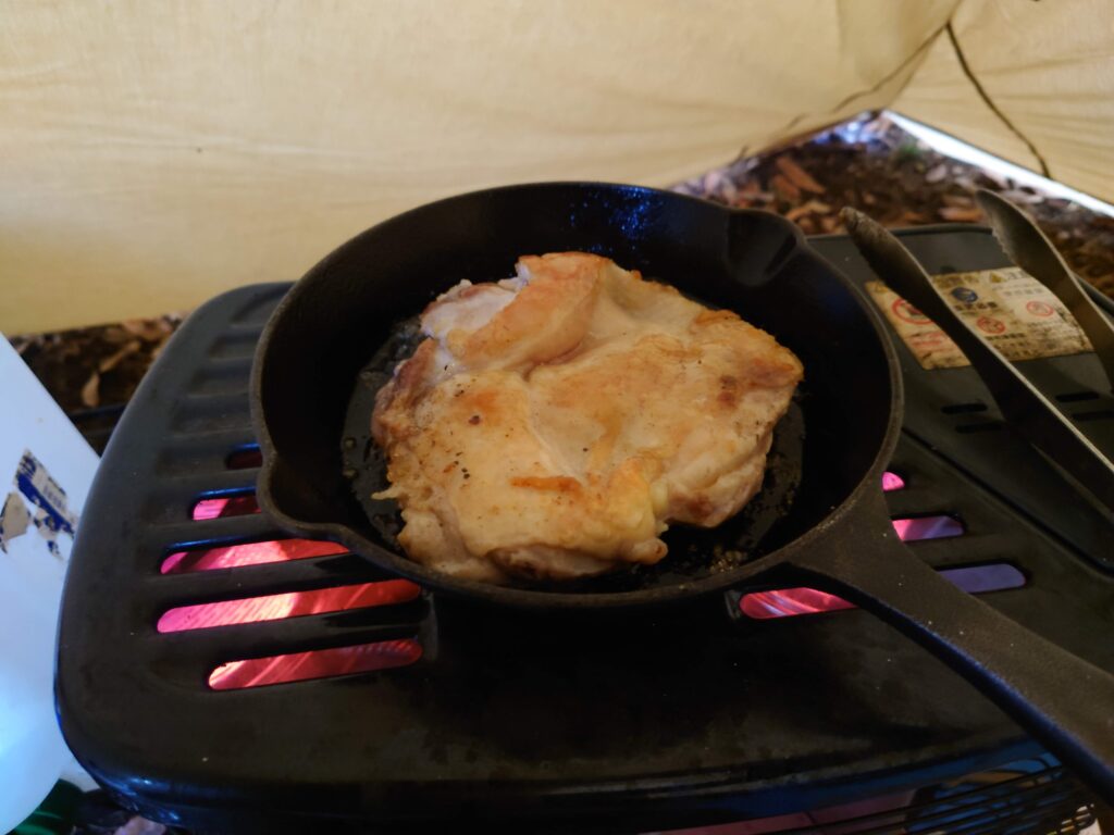 スキレットによる鶏モモ肉の調理