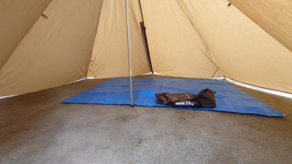 タッソT/C八角形内部に敷いたブルーシート