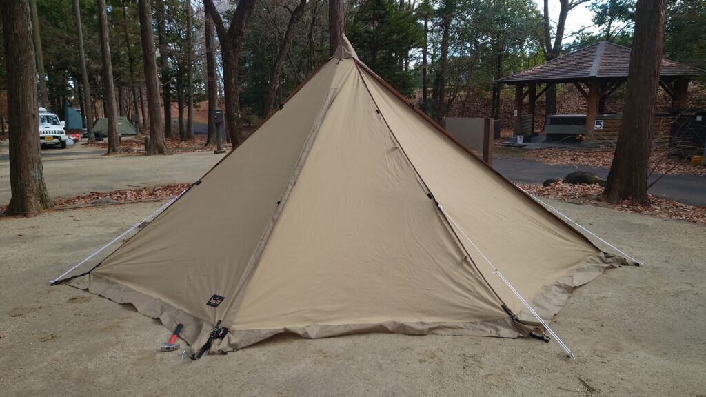 タッソT/C八角形スカートとガイロープをペグで固定