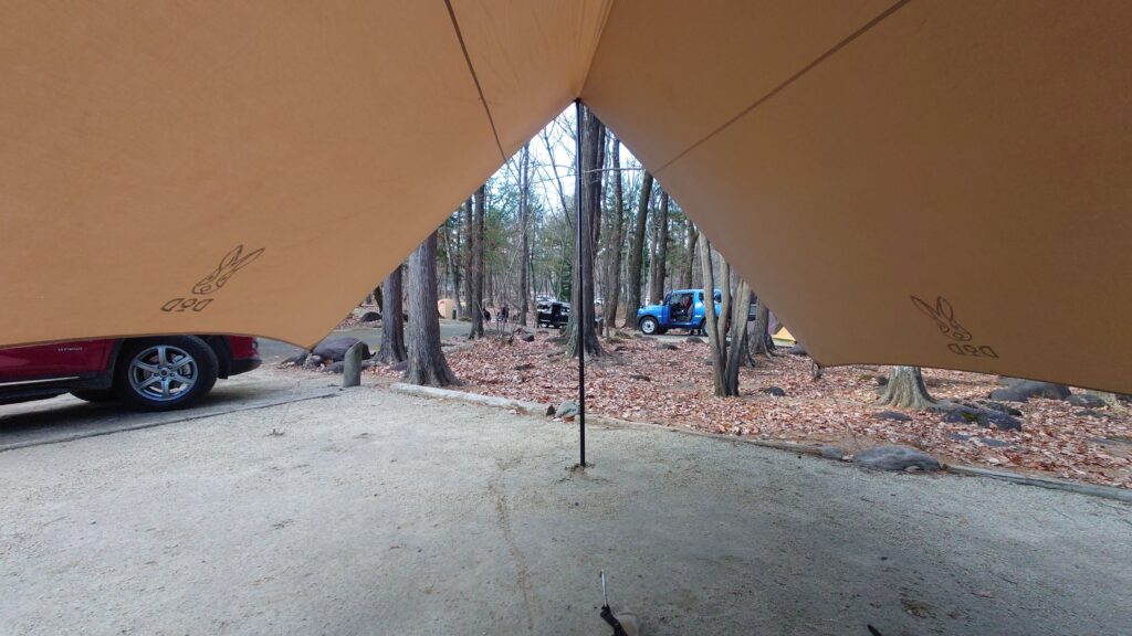 タープの内側から見た正面