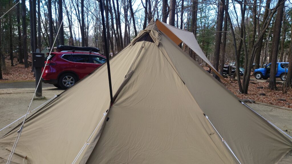 タッソ八角形背面のタープポール