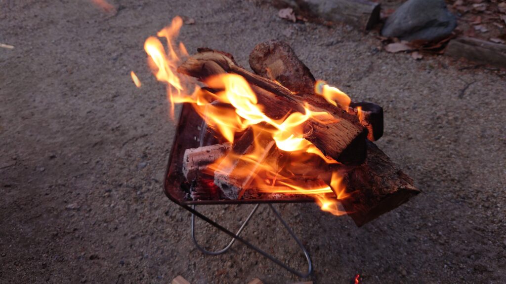 焚火で着火した形成備長炭