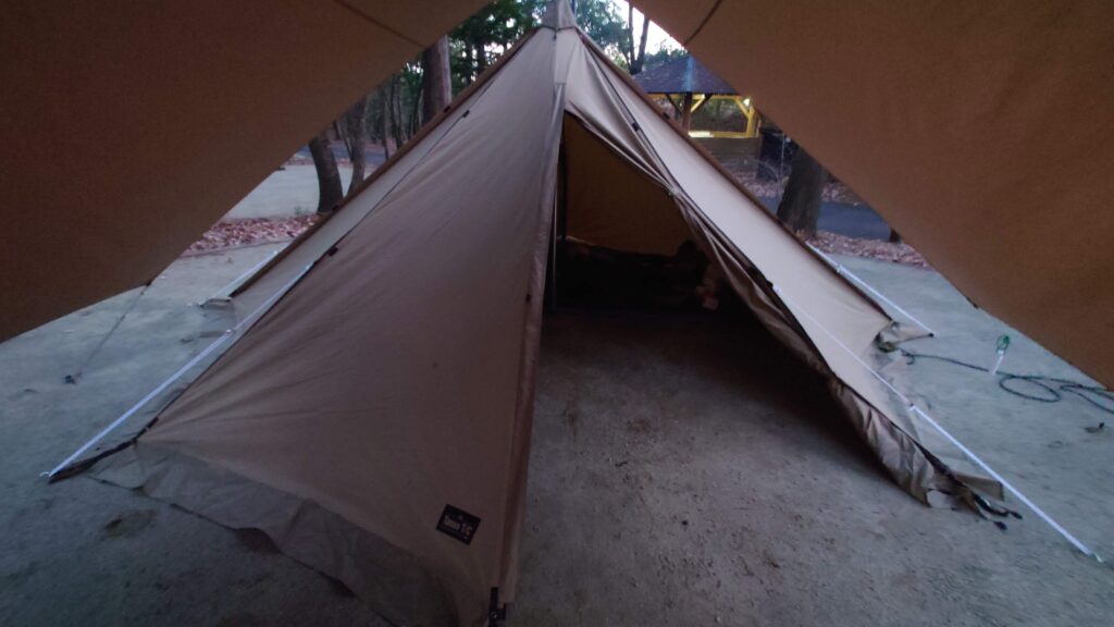 タープから見たタッソT/Cの出入り口