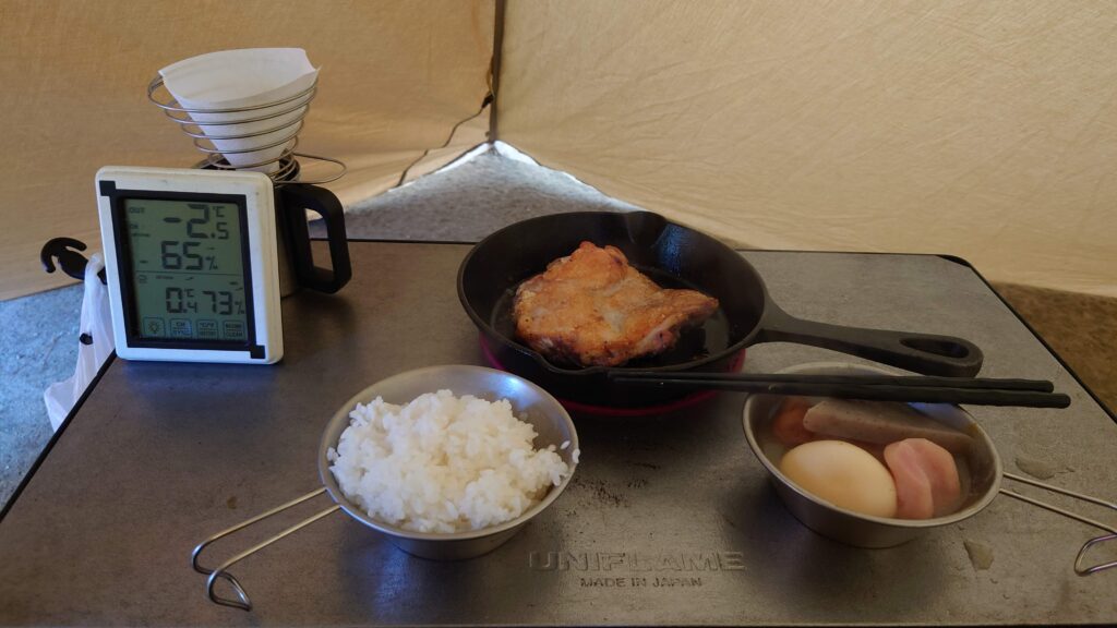 スキレットで焼いた鶏肉で朝ご飯