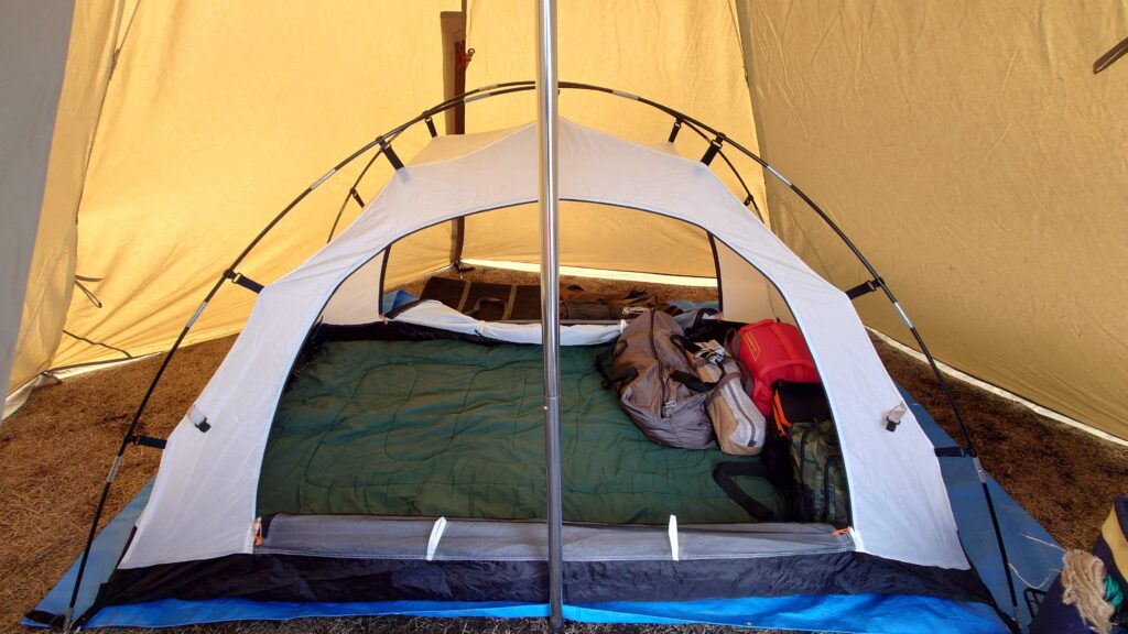 幕内にツーリングドームSTインナーテントを設営