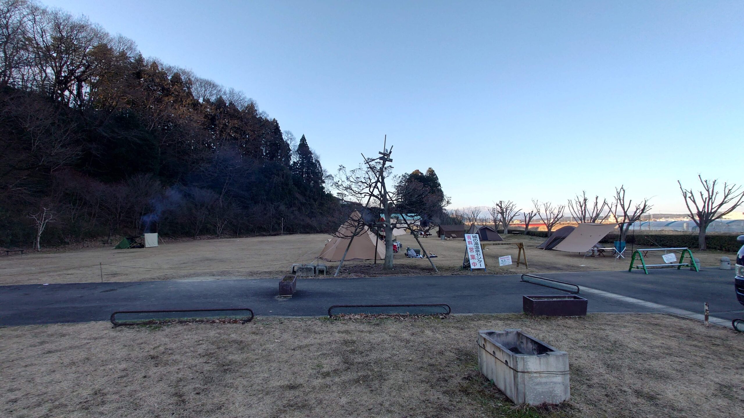 城の湯温泉センターキャンプ場を駐車場から