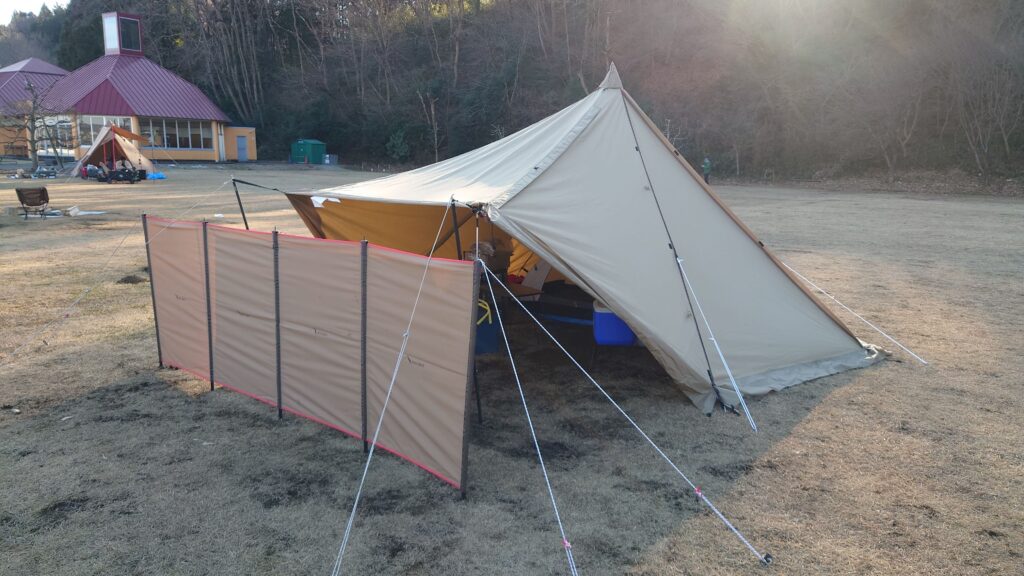 タッソT/C正面に陣幕miniを設営し斜め前から