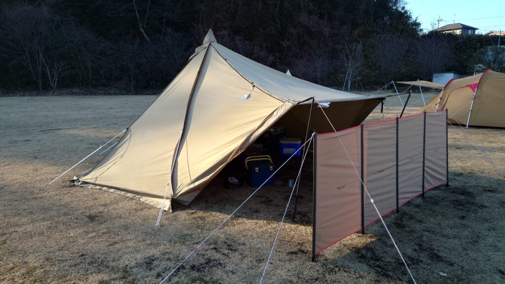 タッソT/C&陣幕mini斜め前方からみた張り綱の様子