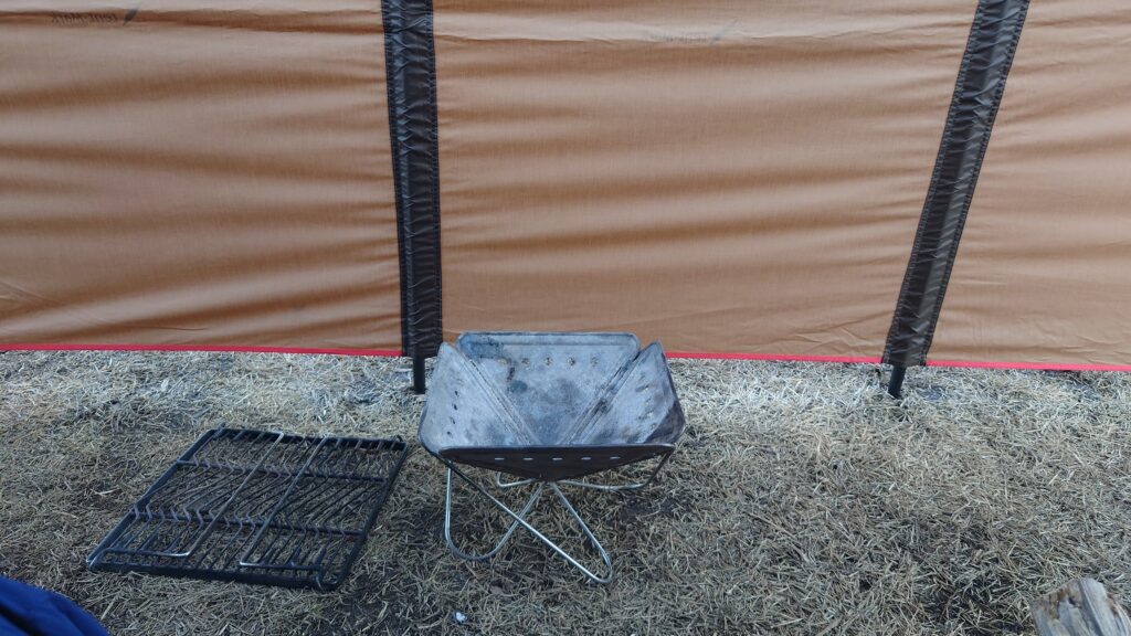 スクリーン手前、着火する前の焚き火台