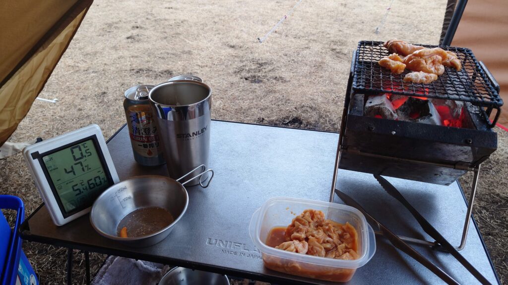 卓上BBQコンロで牛ホルモンを焼く