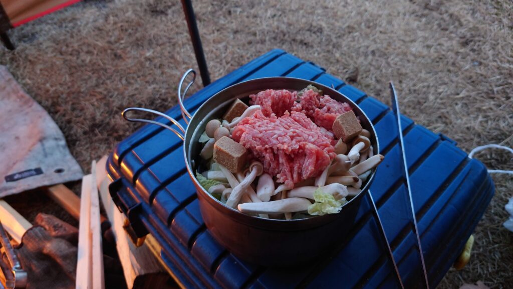 鍋に材料を詰め込んだところ