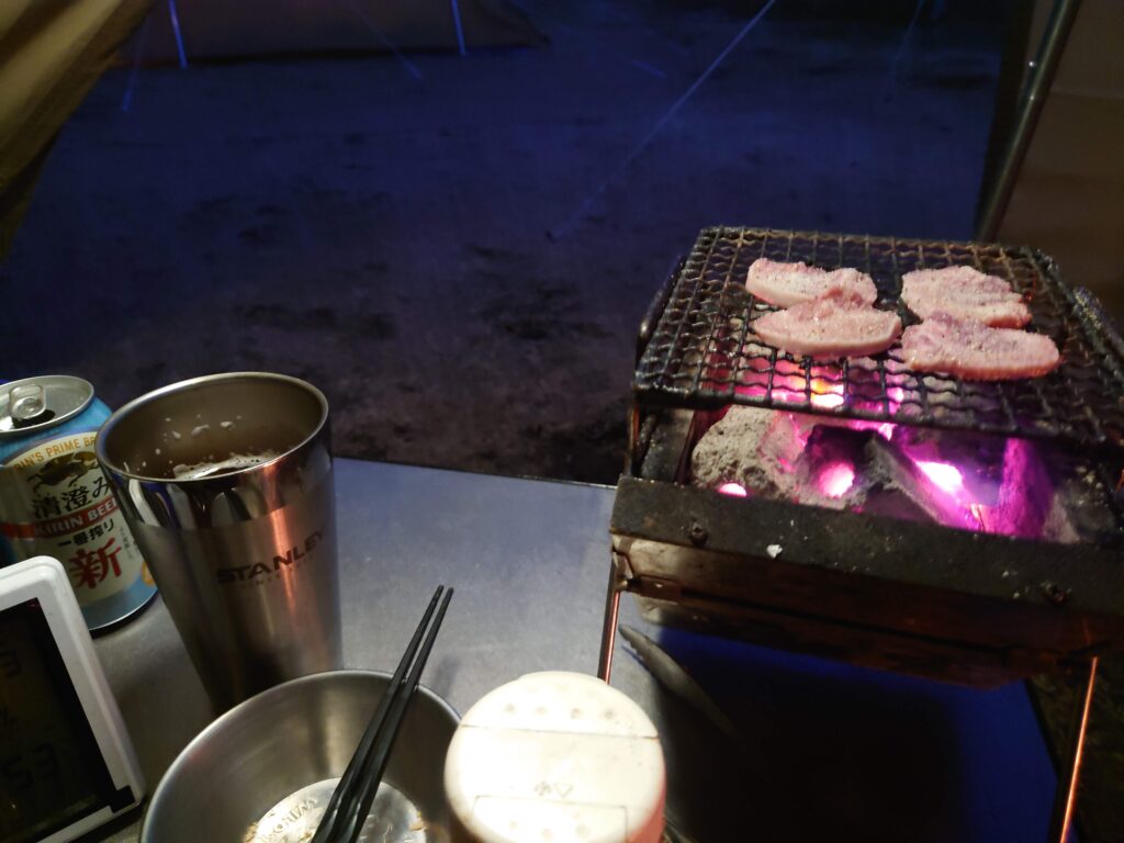 豚タンを炭火で焼く