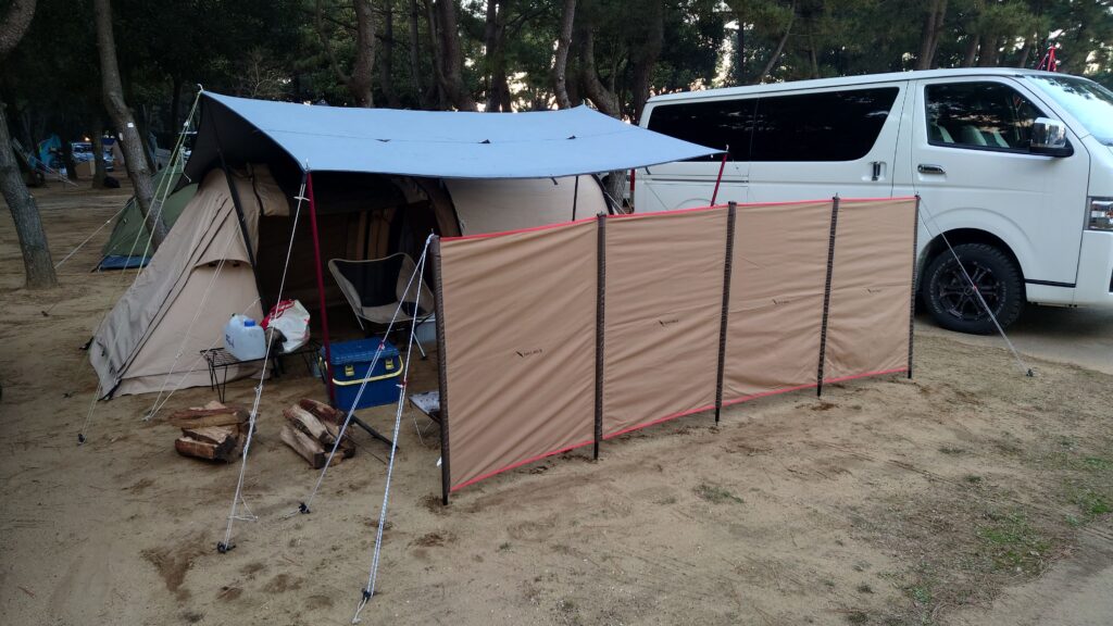 キャンプ場内の通りから見た陣幕mini