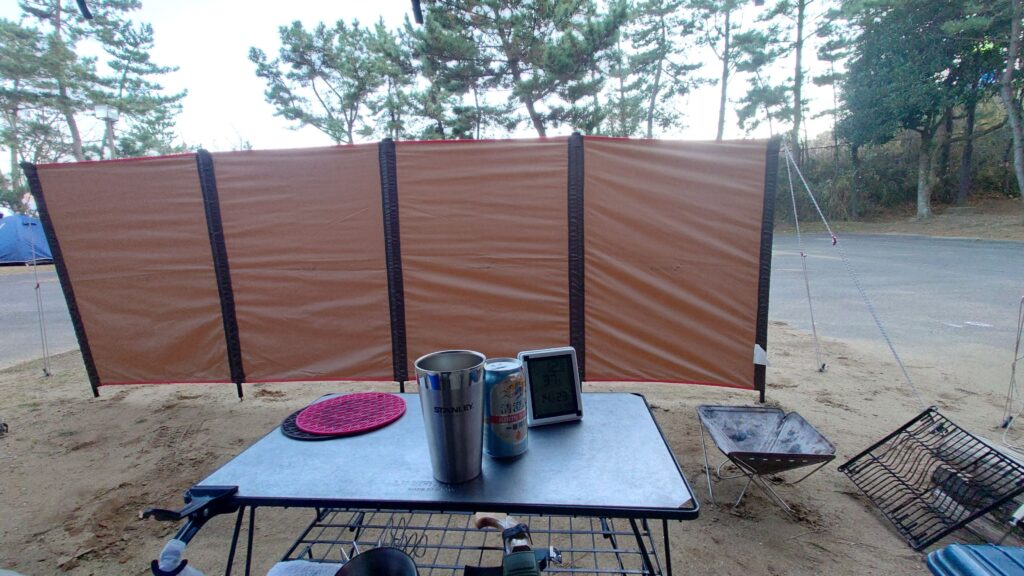 陣幕miniの内側、ビールと焚き火台