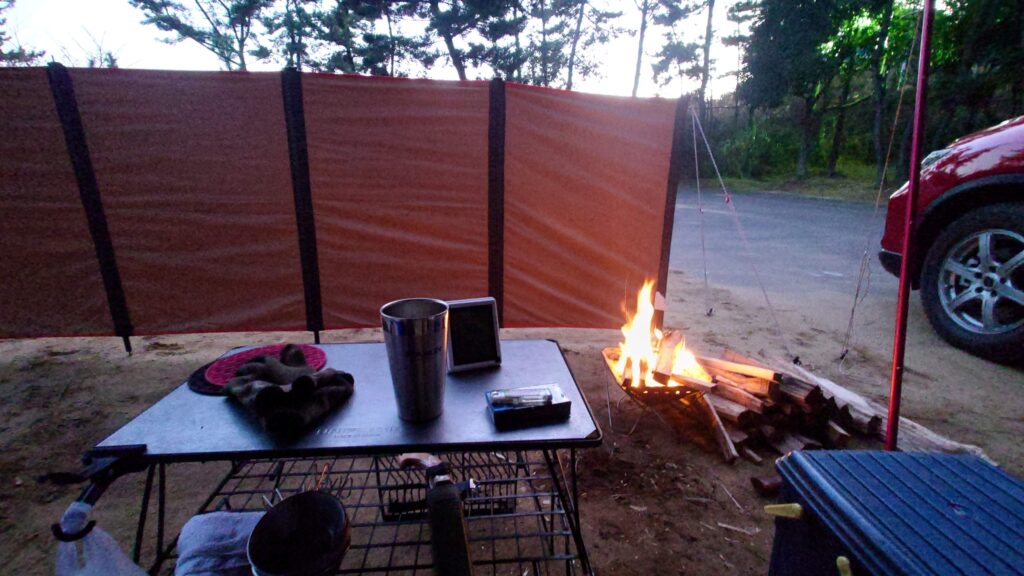 燃え始めた焚火