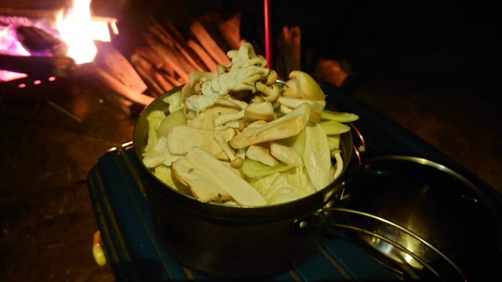 鍋の材料、山盛りのキノコと野菜