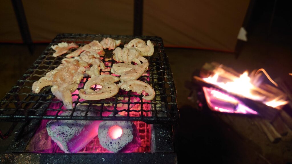 豚なんこつの炭火焼き肉と焚火