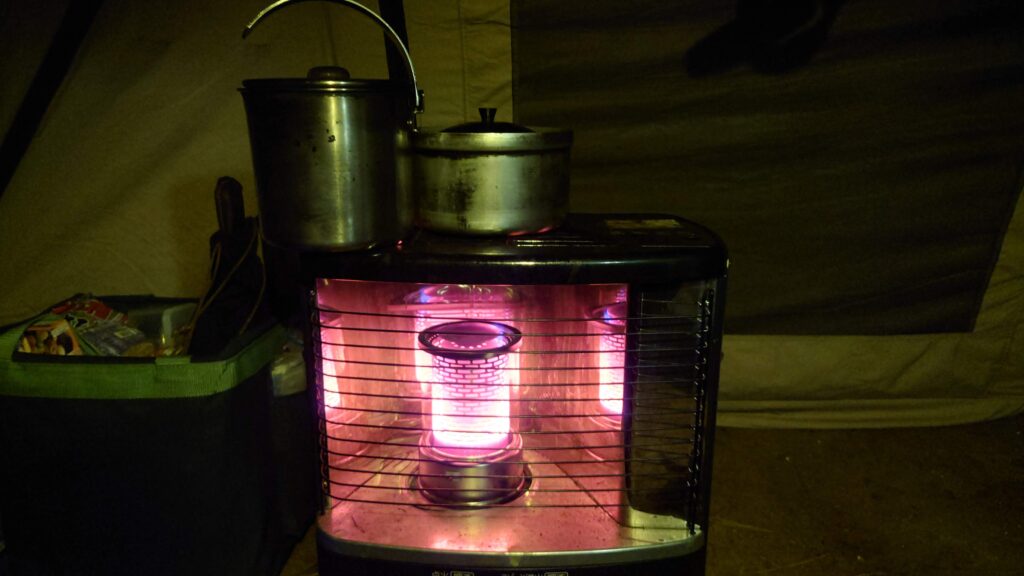 石油ストーブと鍋やかん