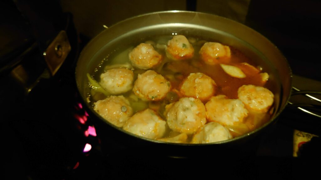 鶏つみれを入れた鍋