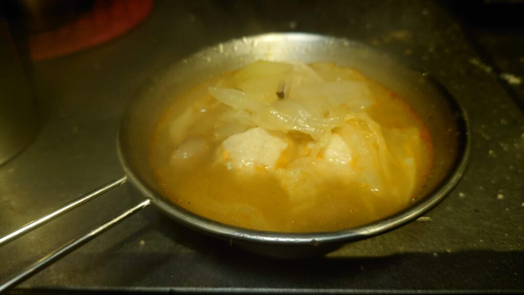 シェラカップによそった鍋