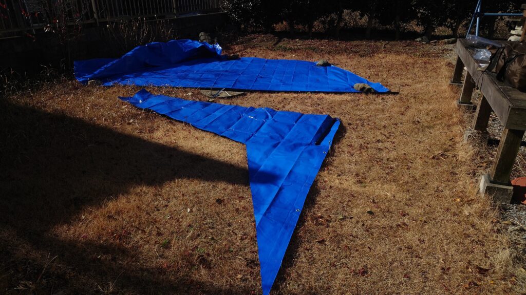 グランドシート自作、切り取り中のブルーシート