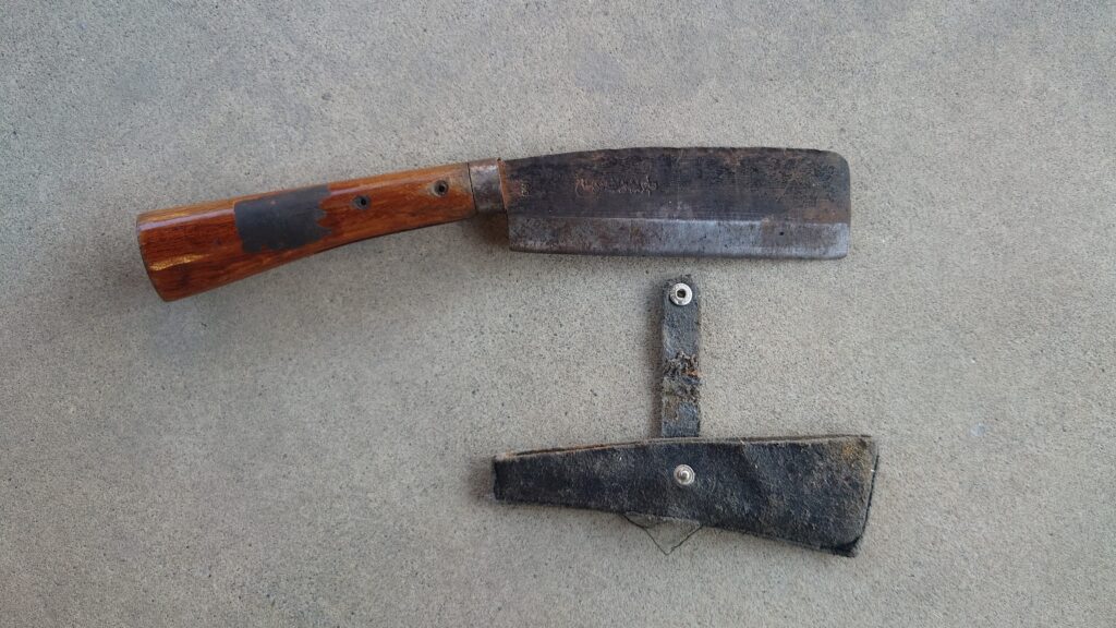 長年愛用し柄が割れてしまった鉈