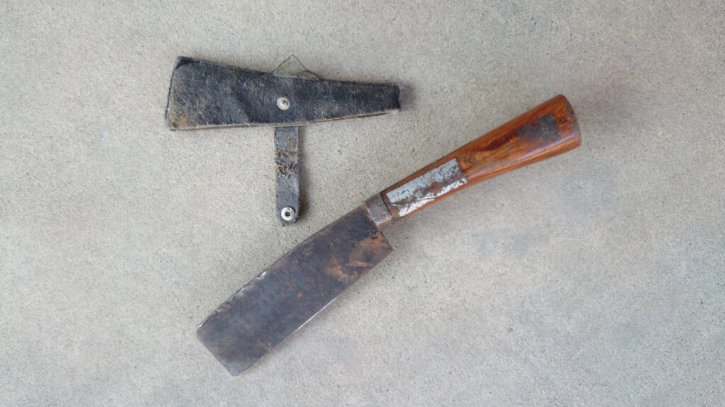 柄にひびが入った鉈