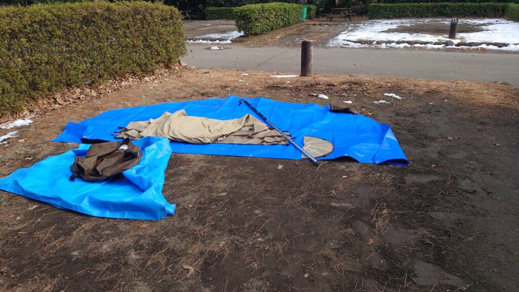 グランドシートを置いてテントの位置決め