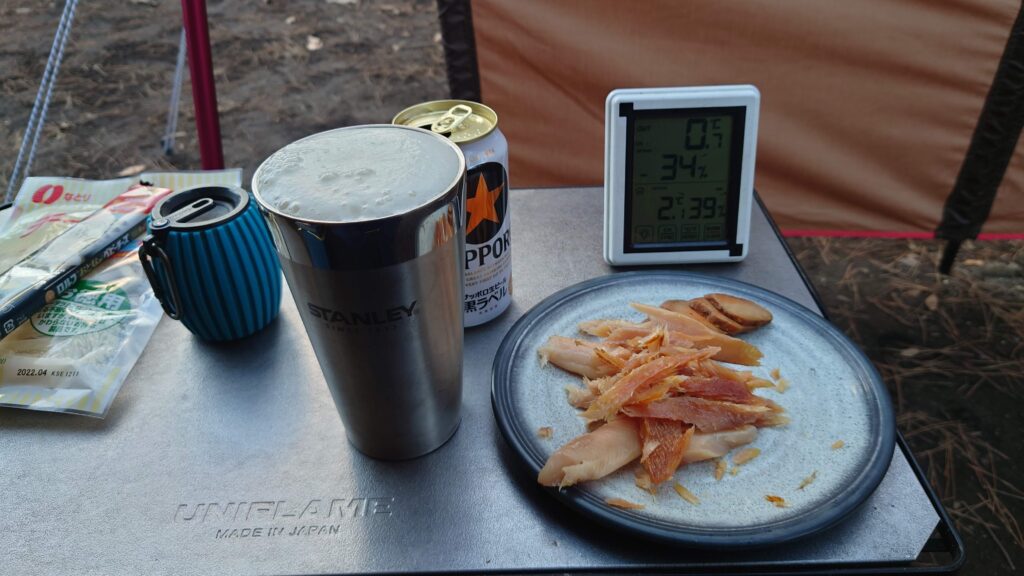 ビールとつまみのマスの燻製