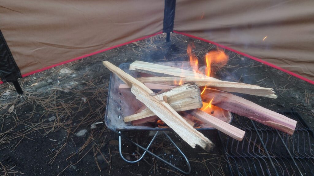 燃え始めた焚火