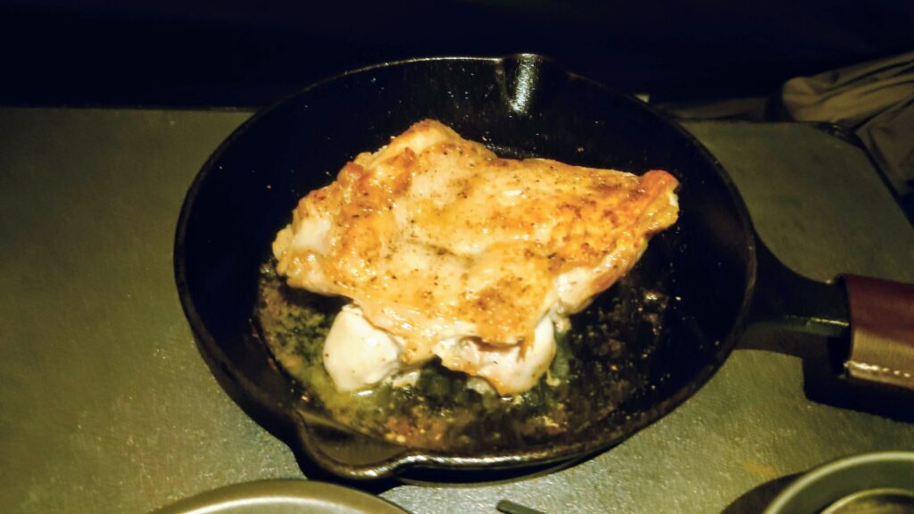 スキレットで焼いた鶏モモ肉