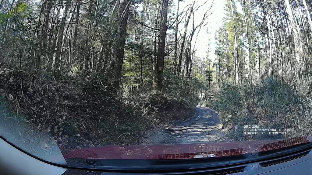 林間フリーサイトへ続く道段差発見