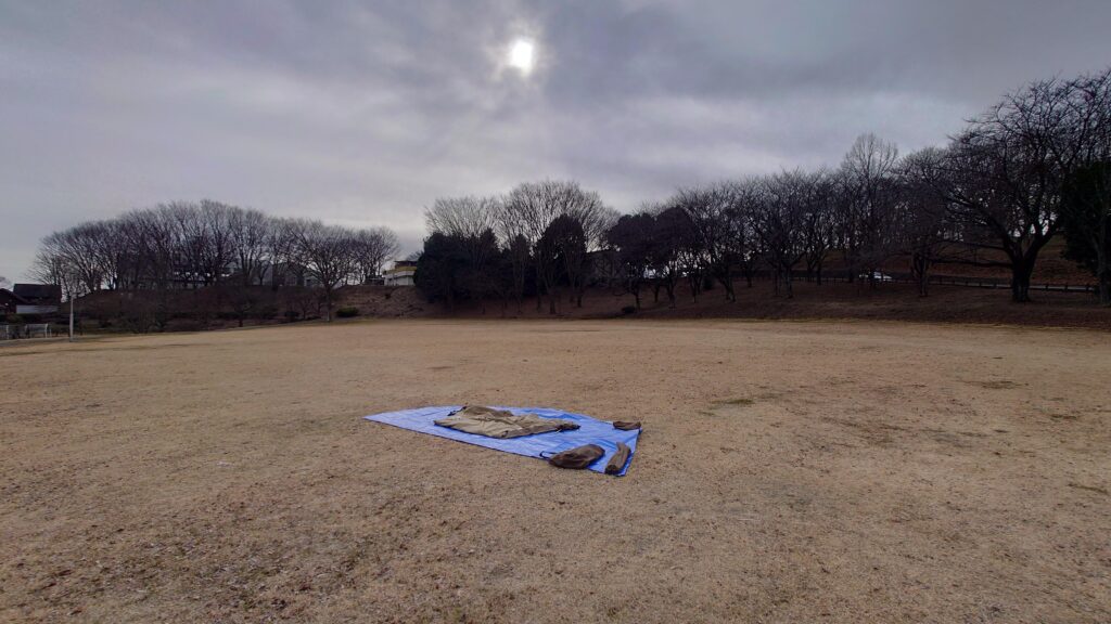 湯津上温泉やすらぎの湯キャンプ場キャンプリアグランドシートで位置決め