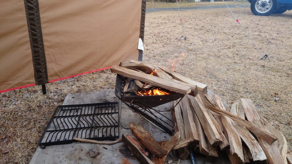 スノーピーク焚き火台Sでの焚火と薪