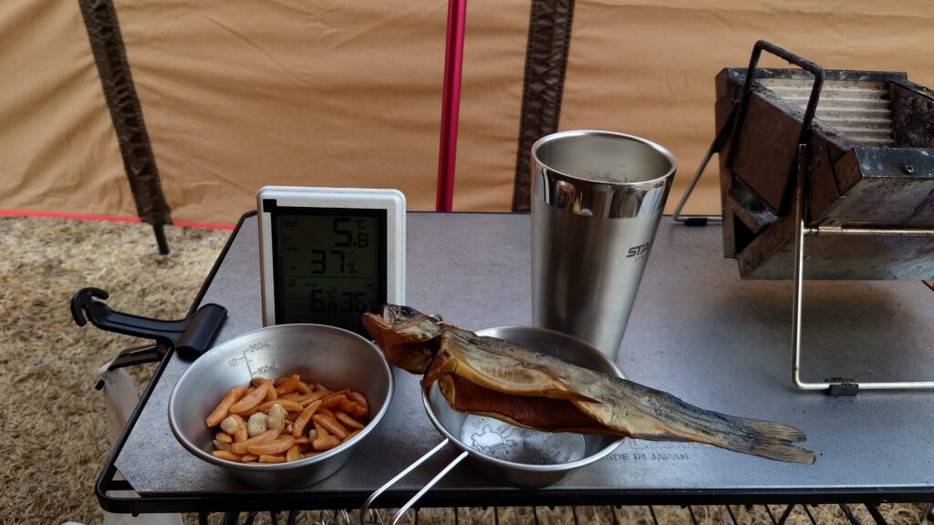 つまみのマスの燻製と柿の種