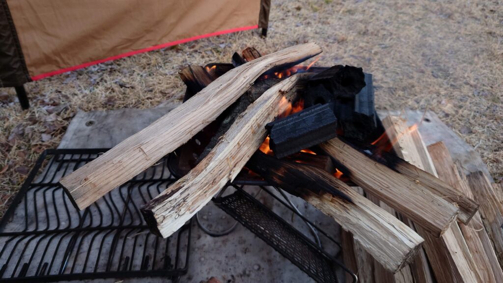 焚火に投入した備長炭
