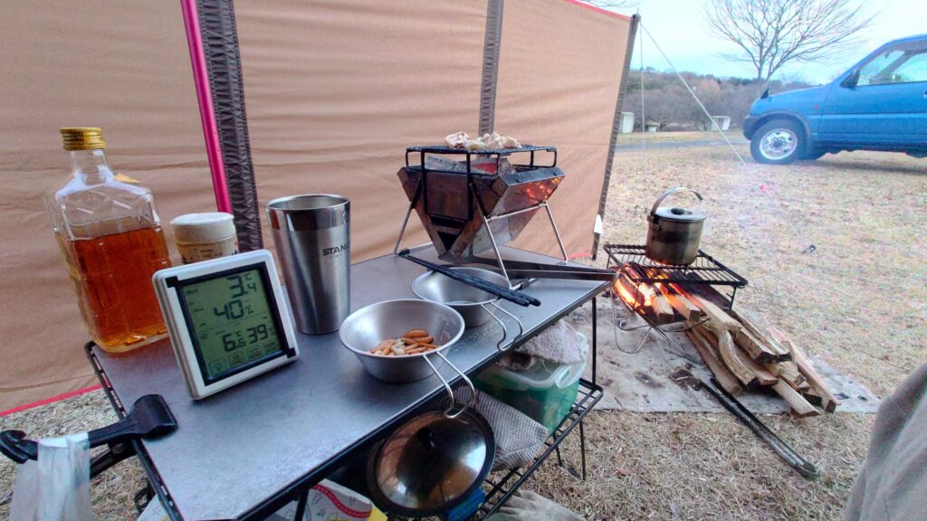 陣幕miniの内側、焚火とウイスキー