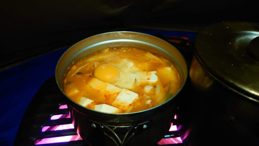 豆腐と卵を落としたスンドゥブ