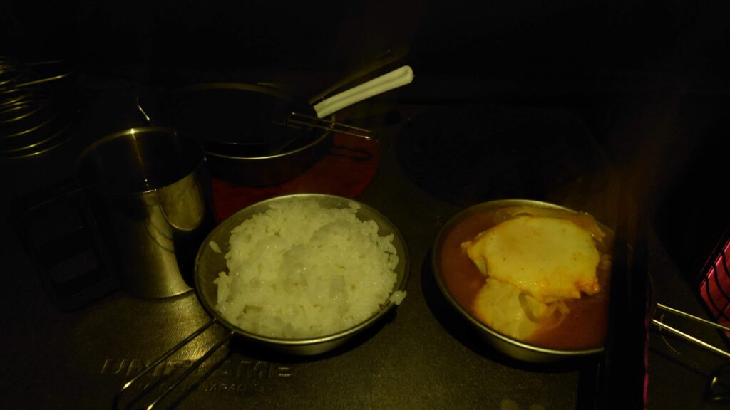 シェラカップで炊いたご飯と卵を落とした鍋の残り