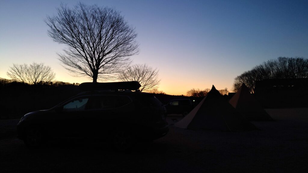 キャンプ場の夜明け