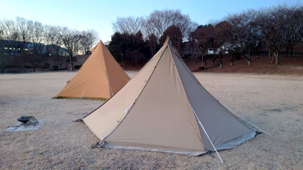 二つ並んだワンポールテント